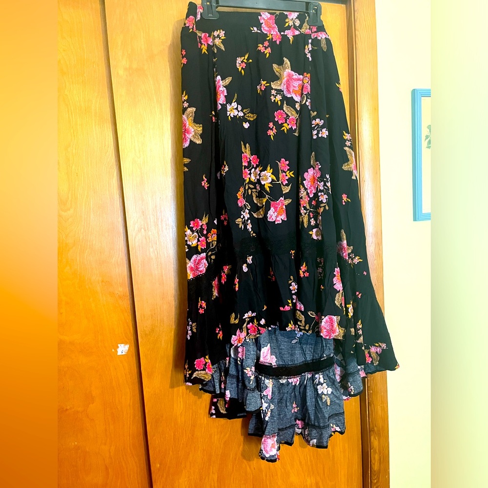 NWT hi/lo skirt from torrid. Size 2. Make a bundle!